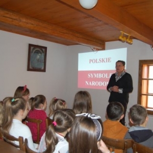 [zdjęcie-młodzi uczestnicy warsztatów "Symbole Narodowe" zorganizowanych w Ośrodku Edukacji Regionalnym w Starym Wiśniczu podczas słuchania prelekcji